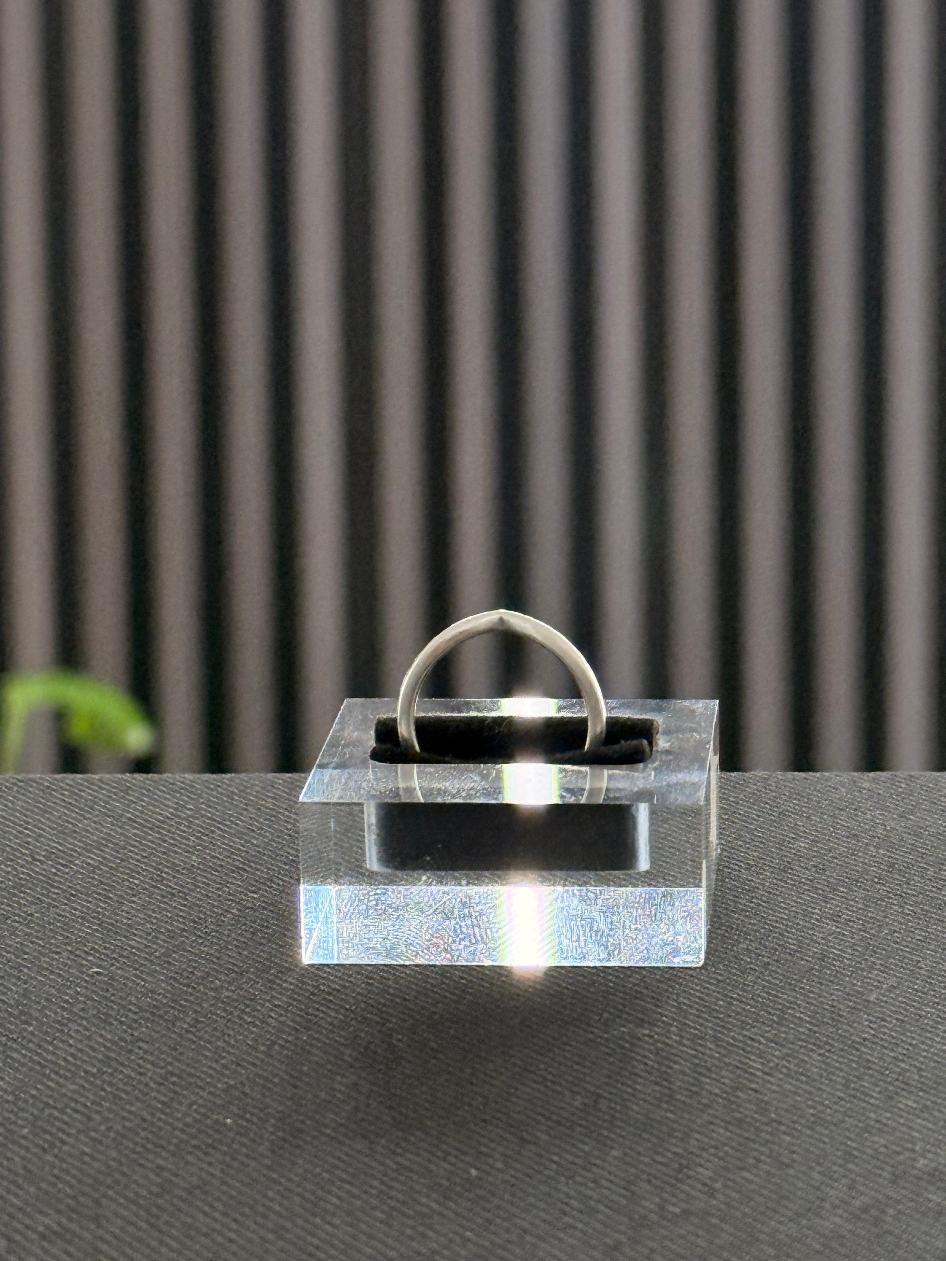 Pointed solo ring