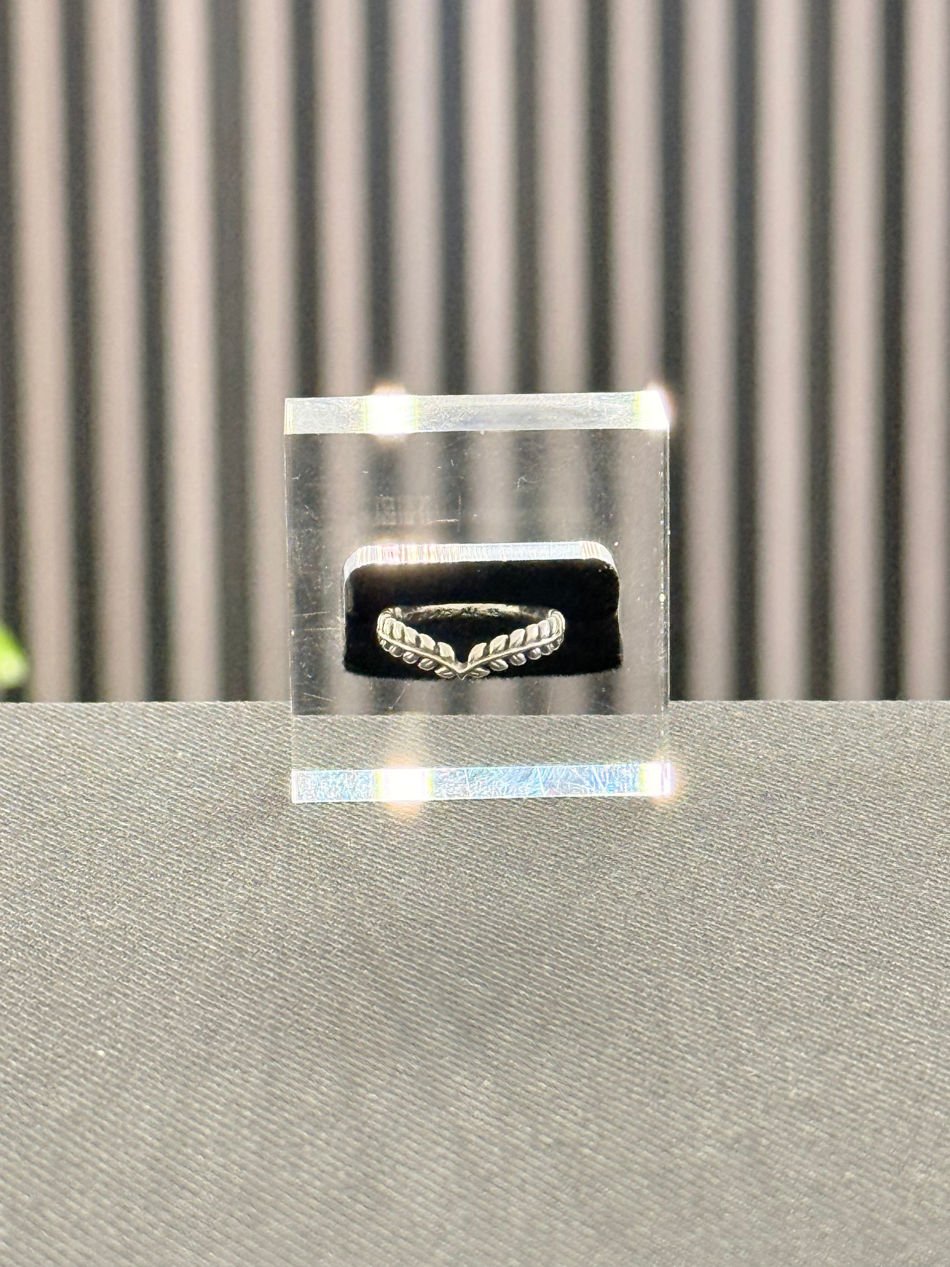 Leaves ring